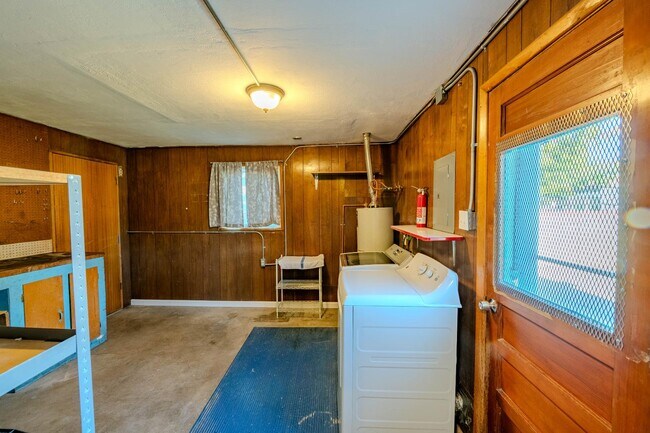 Building Photo - 1321 Delamar Ave NW