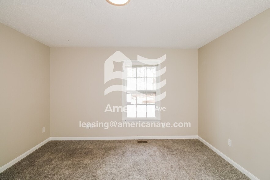 Building Photo - 216 Pond Ridge Rd E