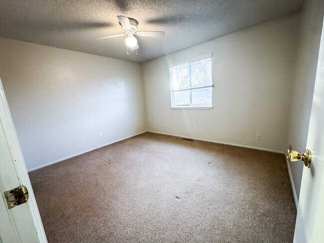 Building Photo - 220 E 8th Ave