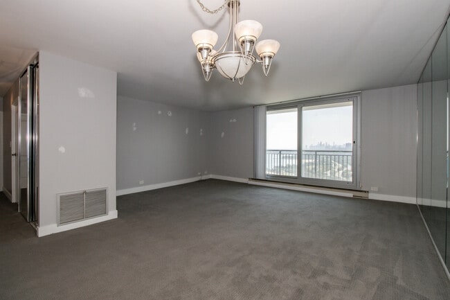 Building Photo - 6007 N Sheridan Rd