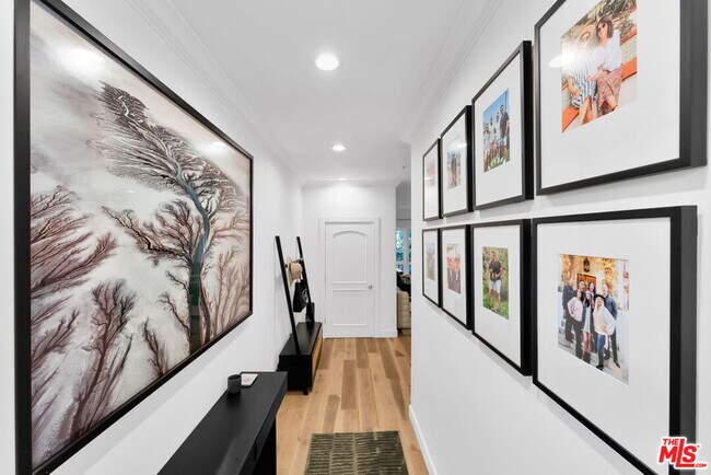 Building Photo - 851 N San Vicente Blvd