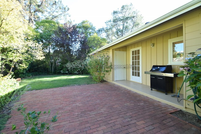 Building Photo - Adorable Home in Ideal San Anselmo Neighbo...