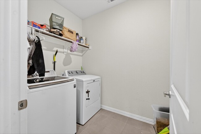 Building Photo - 210 Briarwood Ln