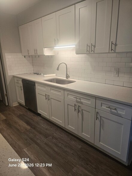 dishwasher, large sink - 22655 Chagrin Blvd