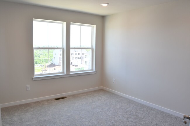Building Photo - 725 Peony Ln