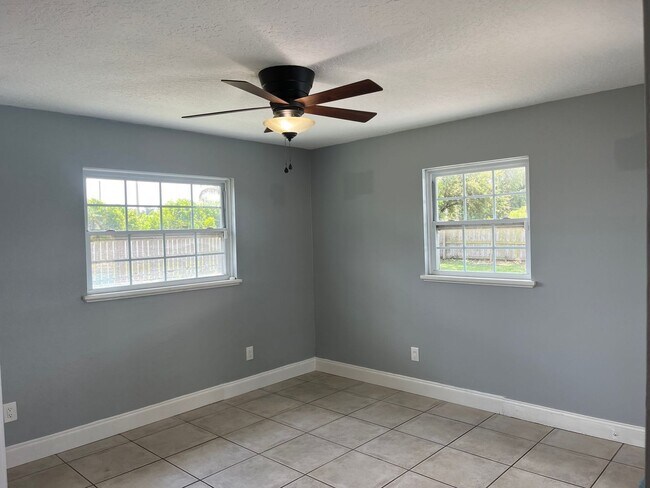 Building Photo - 375 Carrousel Ct