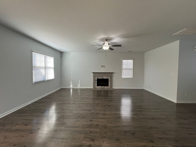 Building Photo - Beautiful 4 Bed 2.5 Bath Raeford Home with Fenced Yard