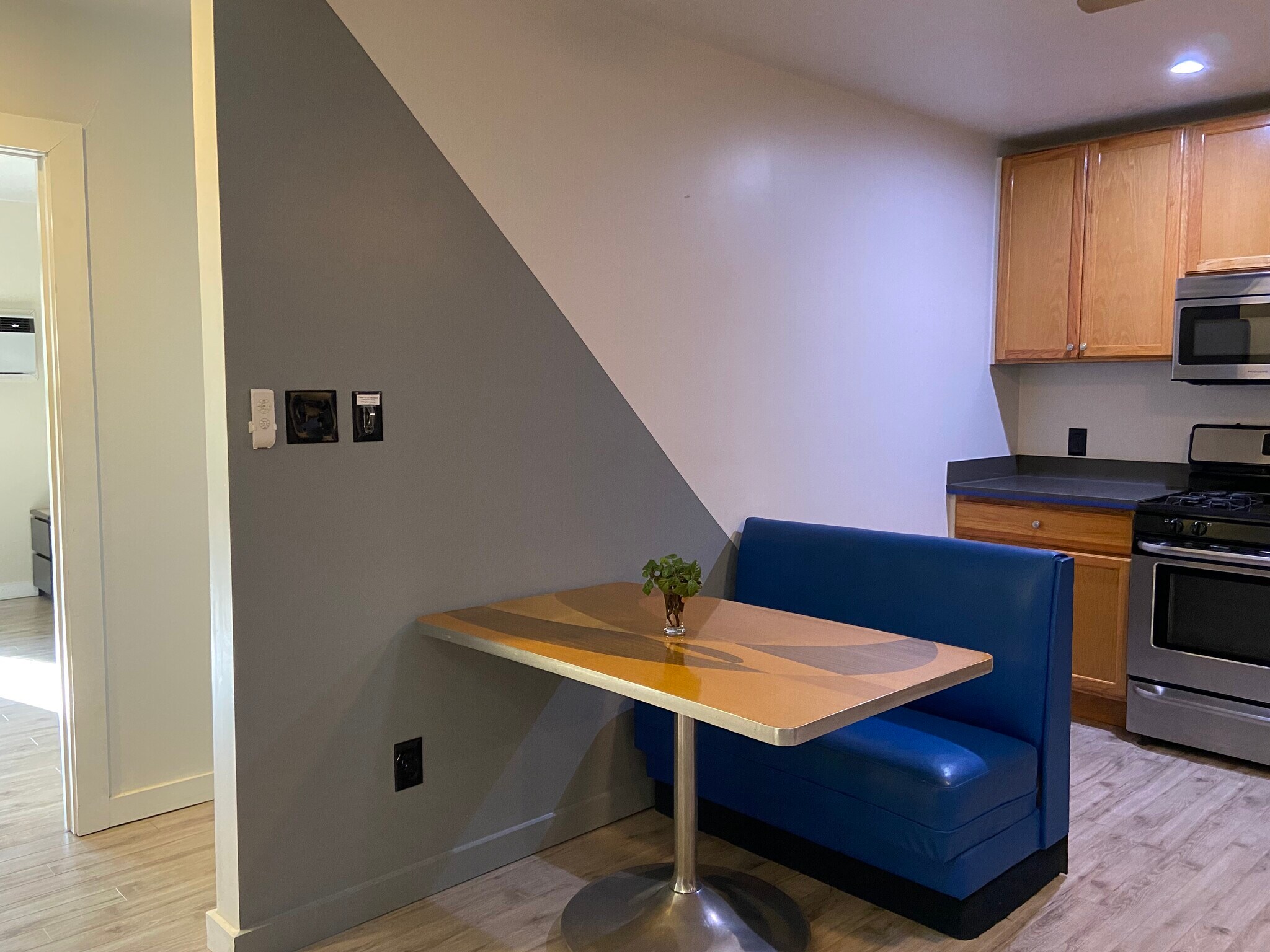 Building Photo - 1043 Sanborn Ave