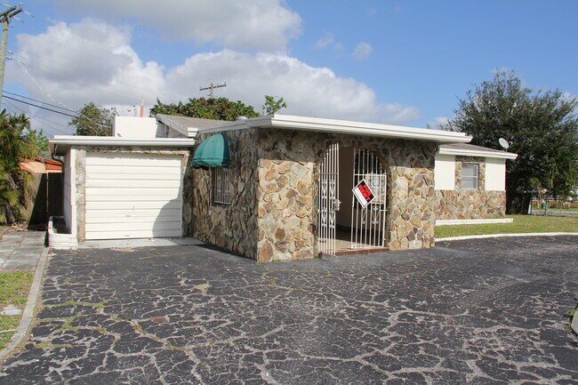 Building Photo - 4493 SW 49th Ct