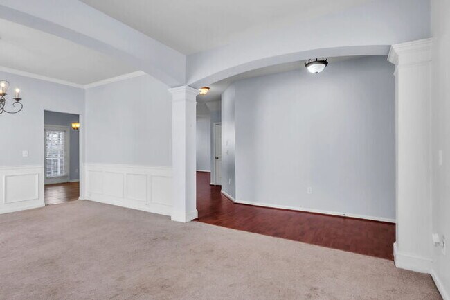 Building Photo - Spacious 4BR Home w/ Screened Porch, Fenced Yard & Great Location