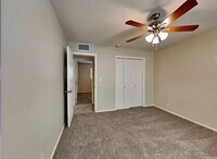 Building Photo - 464 E 7th Dr