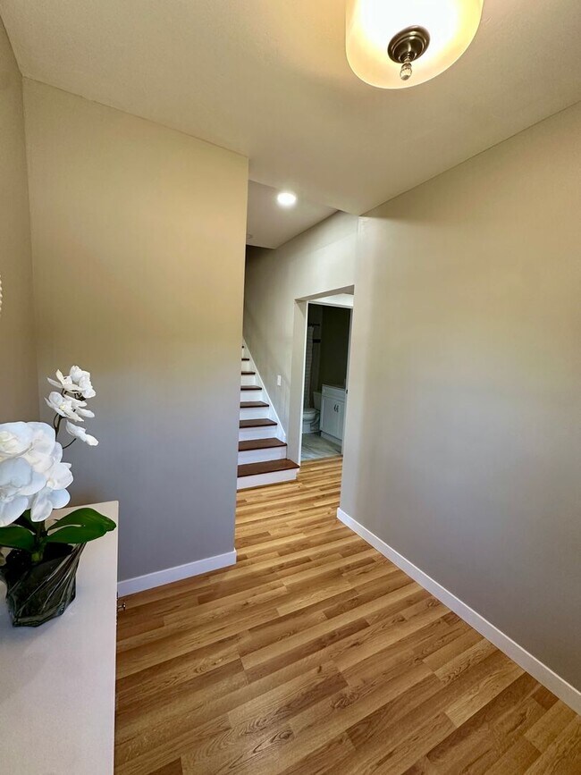 Building Photo - Beautiful 3 bedroom 3 bath Two Story House