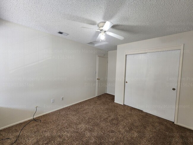 Building Photo - 3 bedroom/ 2.5 bathroom