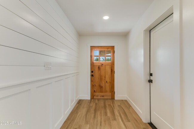 Building Photo - 1028 E Manzanita Dr