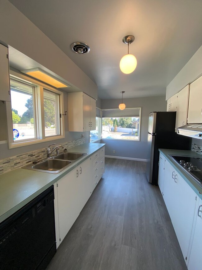 Building Photo - Four Bed, Two Bath Single Family Home with Fantastic View ON the Golf Course!