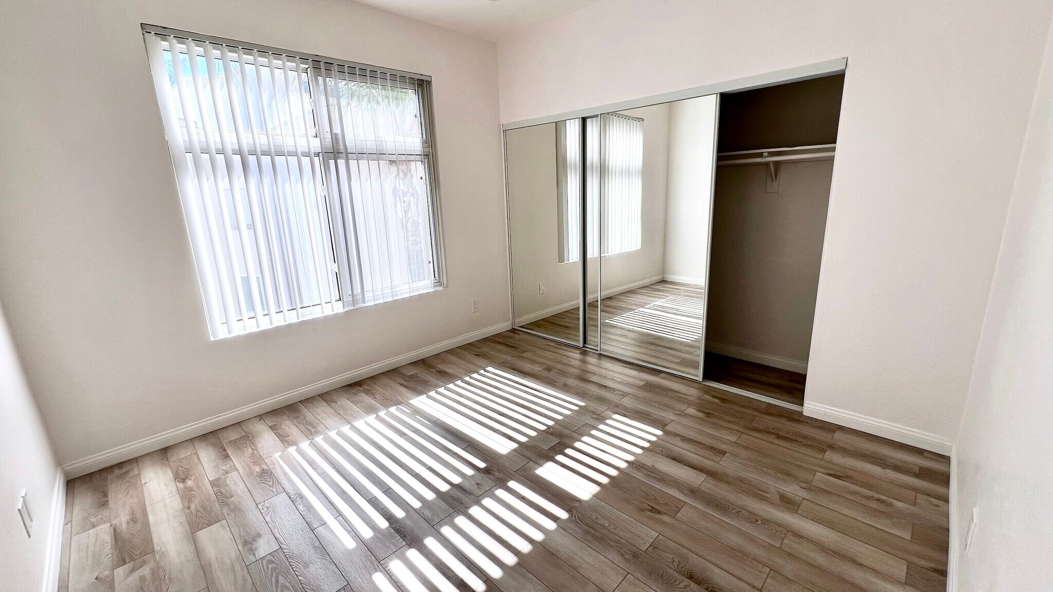 Building Photo - 5420 Sylmar Ave