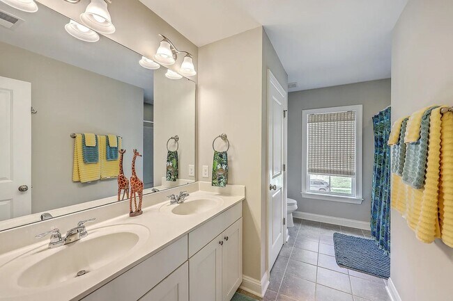 Building Photo - 4 Bedroom 3.5 Bath House in St. Johns Lake - Johns Island