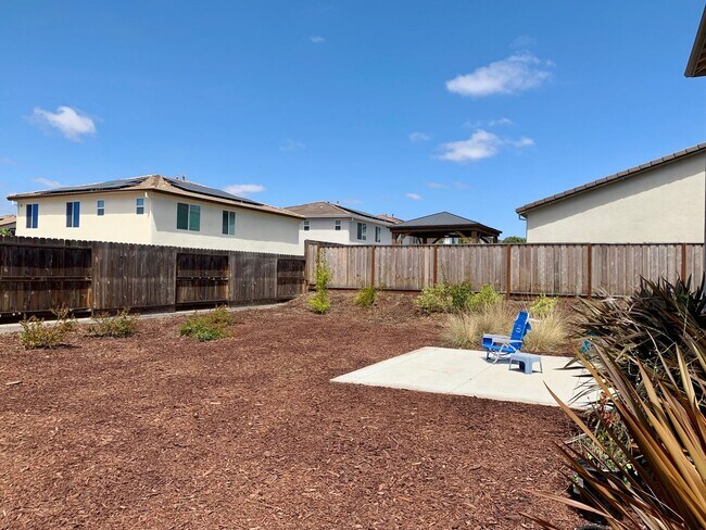 Building Photo - 4 Bedroom Home in Hollister with 3 Full Bathrooms and Central A/C