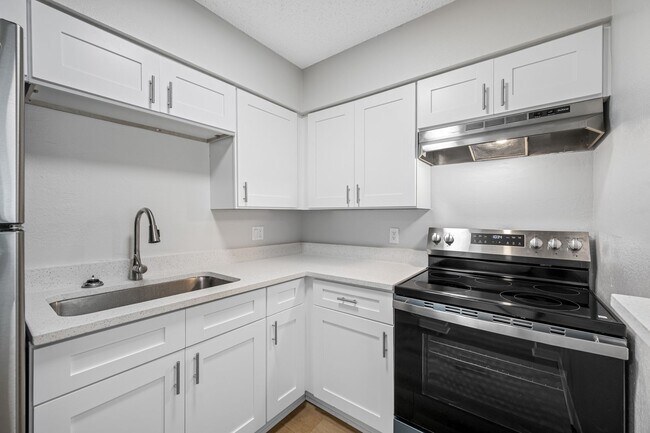 Building Photo - Spacious 1 Bed-1Bath Apartment Newly Renov...