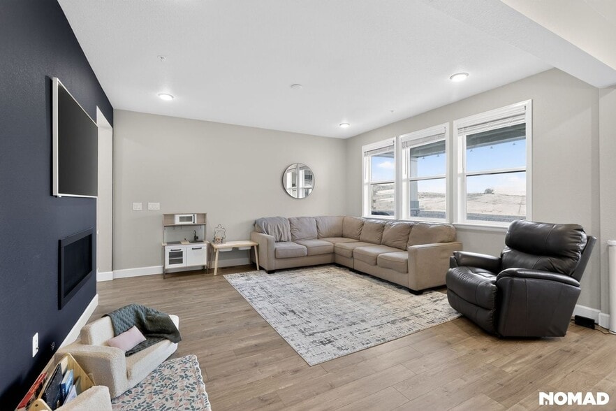 Building Photo - 15627 Kitchener Way