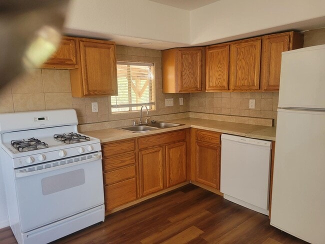 Building Photo - 2 Bed/1Bath and Bonus Room