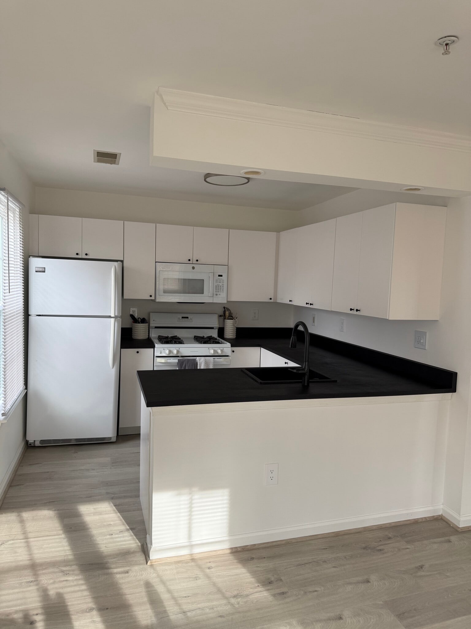 Kitchen - 121 Timberbrook Ln