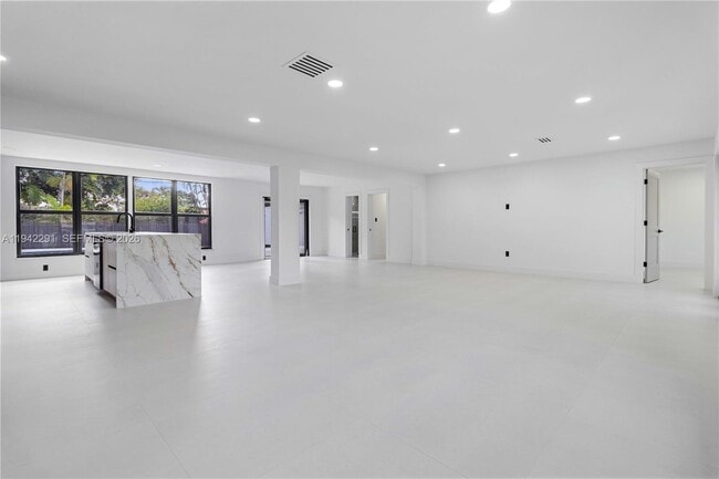 Building Photo - 5420 Lincoln St