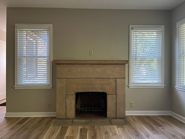 Building Photo - Renovated 5 Bedroom house in Saint Paul