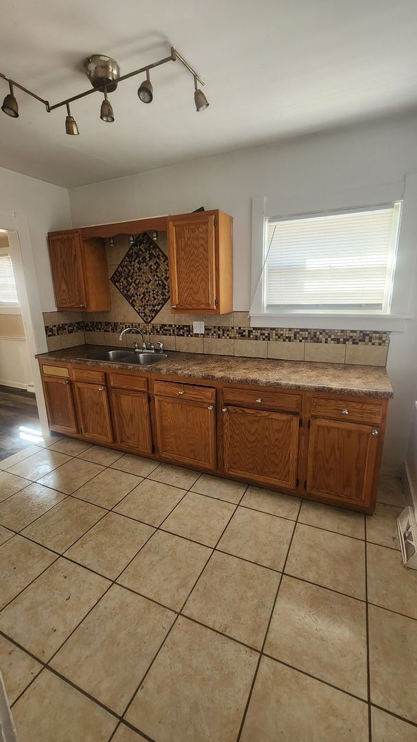 Building Photo - 2 Bed 1 Bath