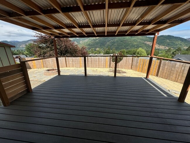 Building Photo - 3 Bedroom in Myrtle Creek