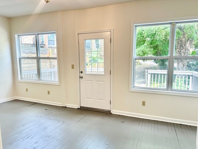 Building Photo - 4 Bed + 2 Bath - Pets Welcome! Parking!