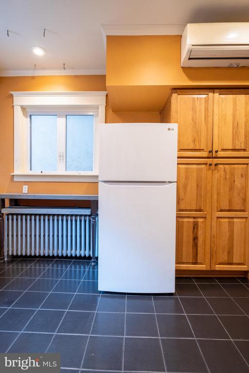 Building Photo - 606 S Delhi St