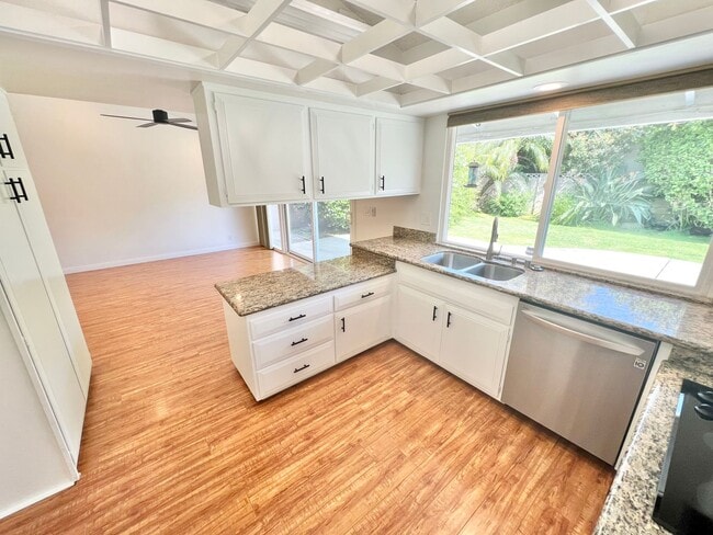 Building Photo - Spacious 3BR Single-Story Residence | Central Air, Fireplace, Private Backyard Retreat
