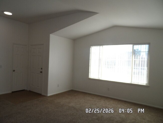 Building Photo - 3 Bedrooms, 2 Bathrooms, Approx 1582 sq. ft., 2 Car Garage, Fenced Back Yard, Rock-scaped Front Y...