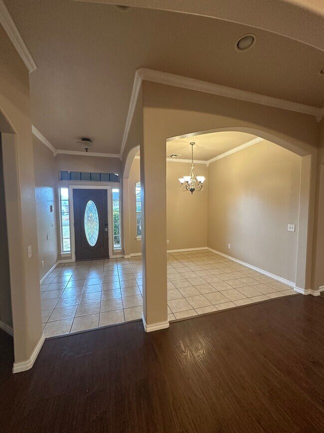 Building Photo - 2504 Thomas Dr