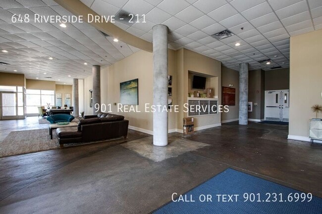 Building Photo - 648 Riverside Dr