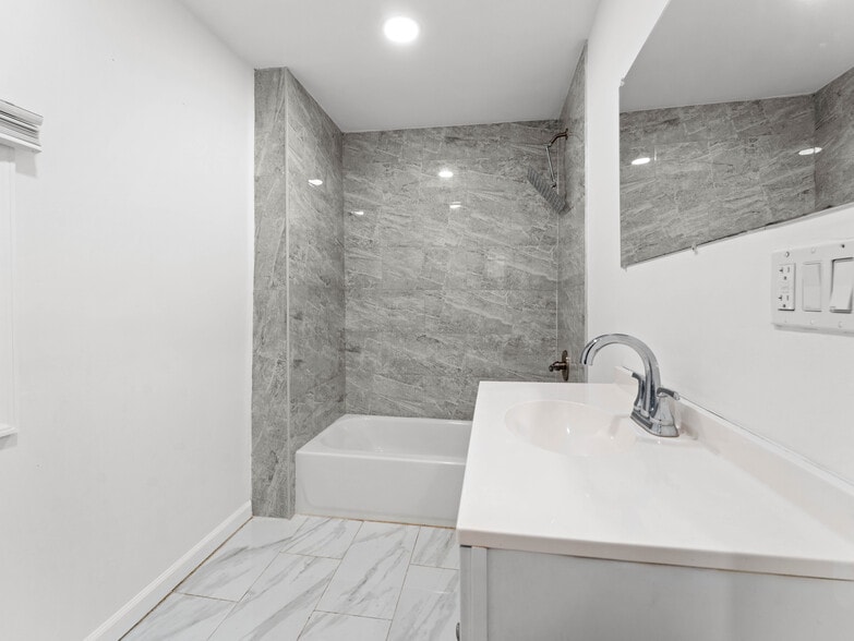 Building Photo - 2443 Nicholas St