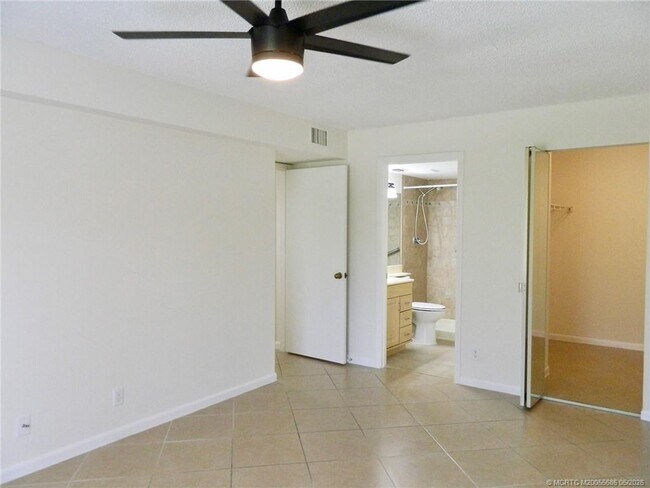 Building Photo - 2506 SE Anchorage Cove