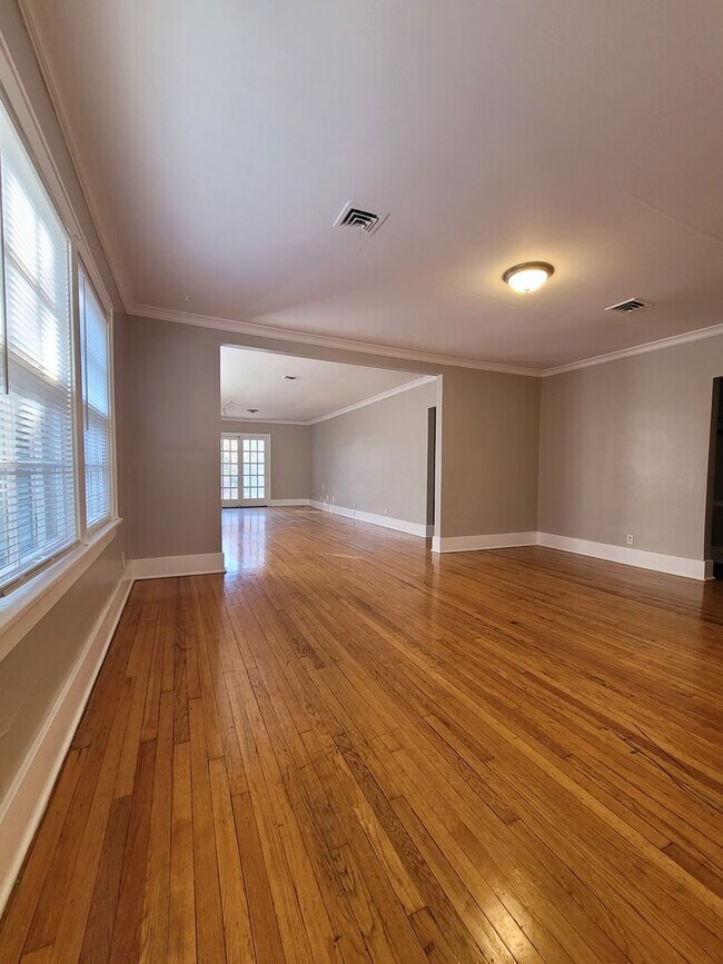 Building Photo - Spacious Blackstone Three Bedroom Available Now!