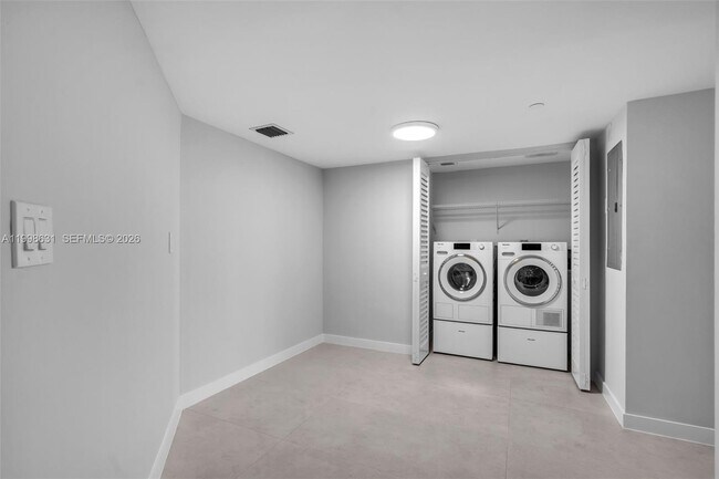 Building Photo - 251 Crandon Blvd