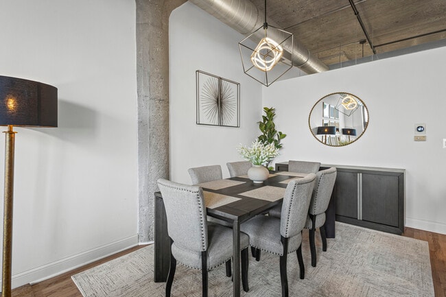 Building Photo - 758 N Larrabee St