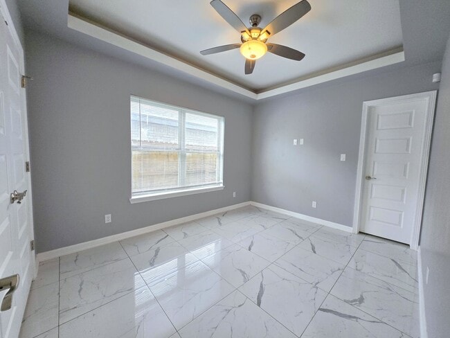 Building Photo - Beautiful Modern 4 Bed/3 Bath/2 Gar Centra...