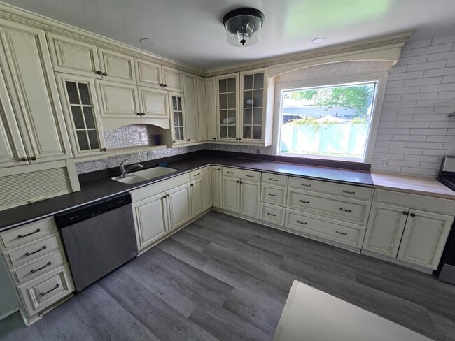 Building Photo - 309 E 200 S