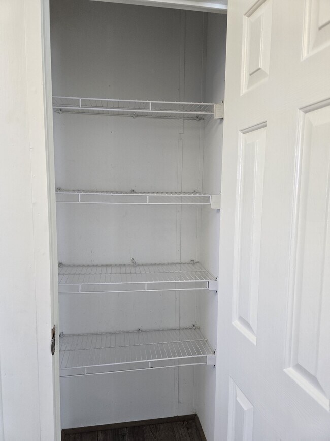 Building Photo - 165 Cattle Ln