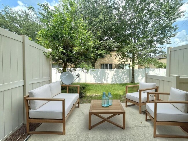 Building Photo - BEAUTIFUL 3/2.5 Hillcrest Townhome with ov...