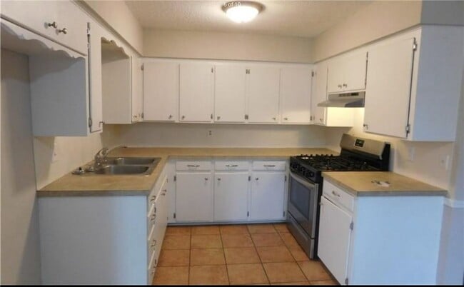 Building Photo - 37 Centerwood St