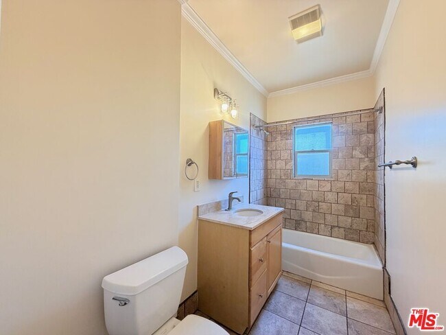 Building Photo - 605 1/2 Tularosa Dr