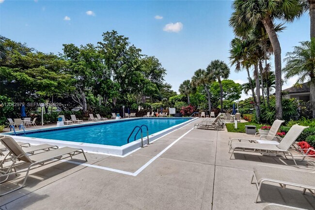 Building Photo - 4015 W Palm Aire Dr