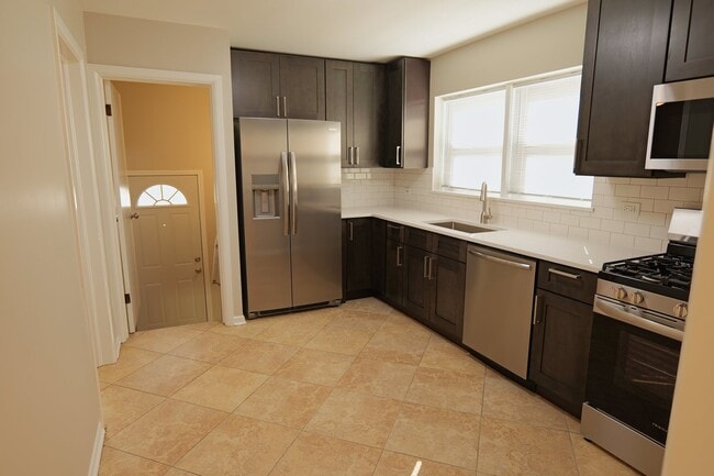 Building Photo - 5047 S Leclaire Ave