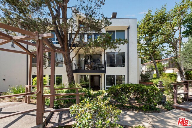 Building Photo - 1340 S Beverly Glen Blvd